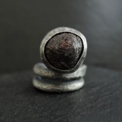 srebrny zawijany pierścień z surowym granatem